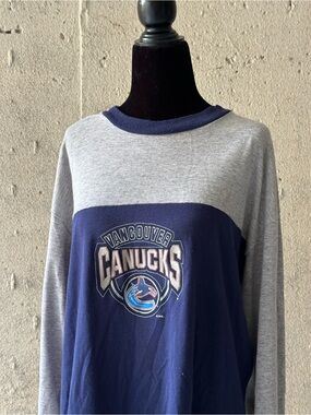 Vintage Canucks Navy & Gray Long-Sleeve Crew